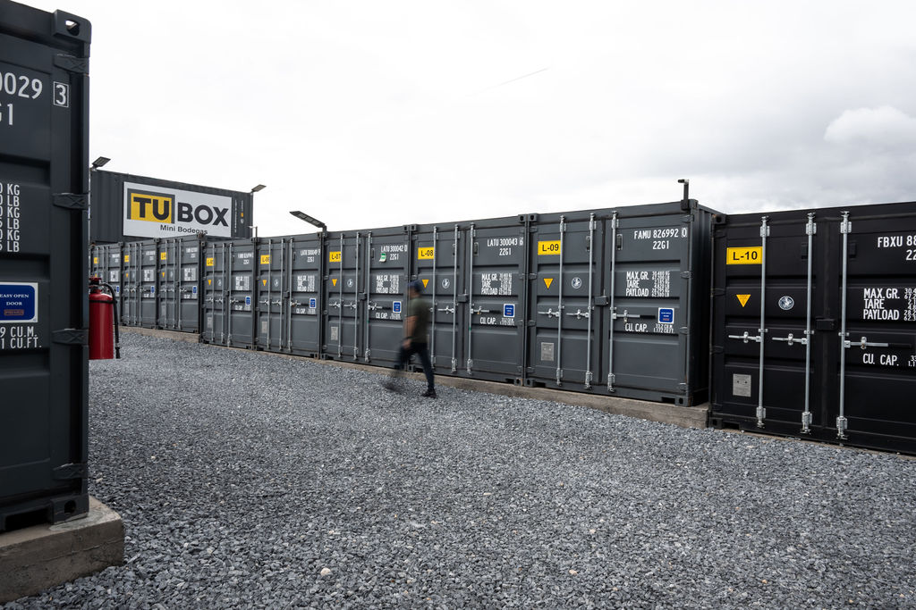 Instalaciones de Tu Box Mini Bodegas con su letrero