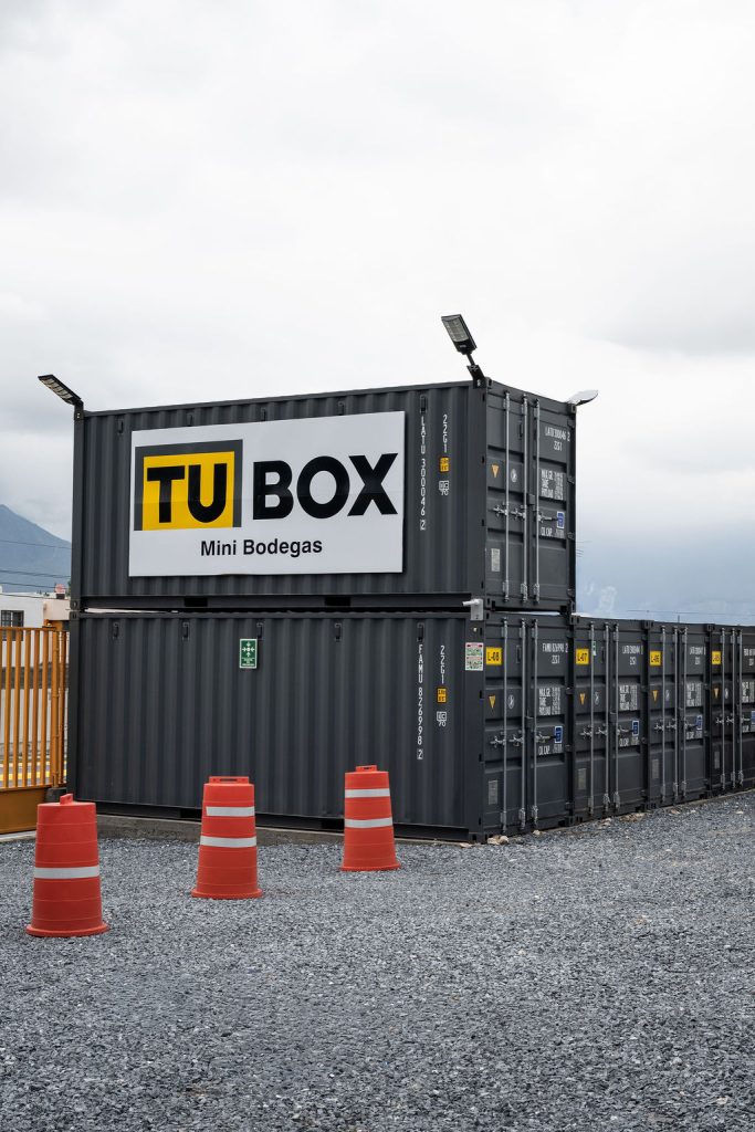 Letrero de Tu Box Mini Bodegas sobre un contenedor